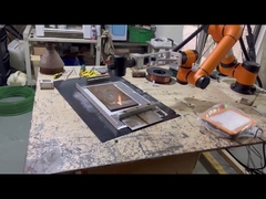 6 Axis Robot Automatische 100w Koffer Draagbare Fiber Laser Reinigingsmachine Roestverwijdering